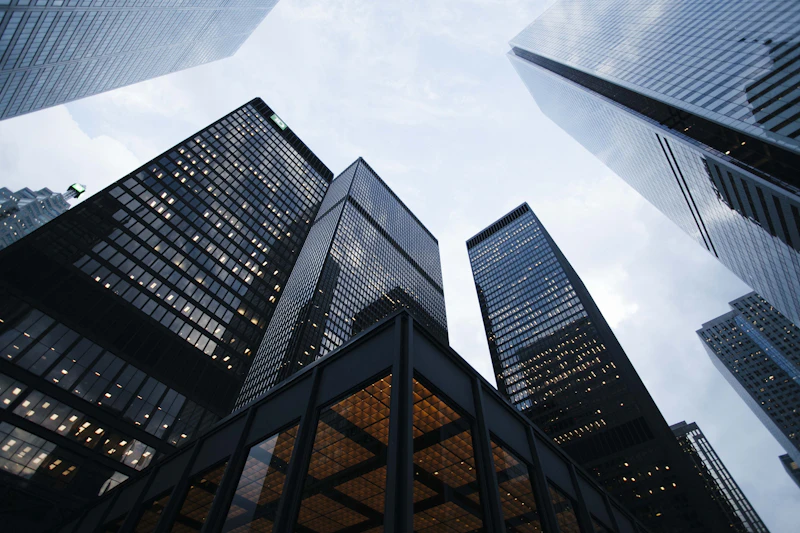 Edifício empresarial moderno representando economia de energia